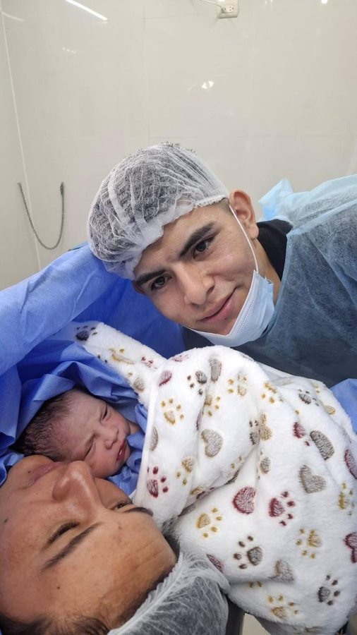 Padre cargando a su bebé recién nacido en Centro Médico Arisana