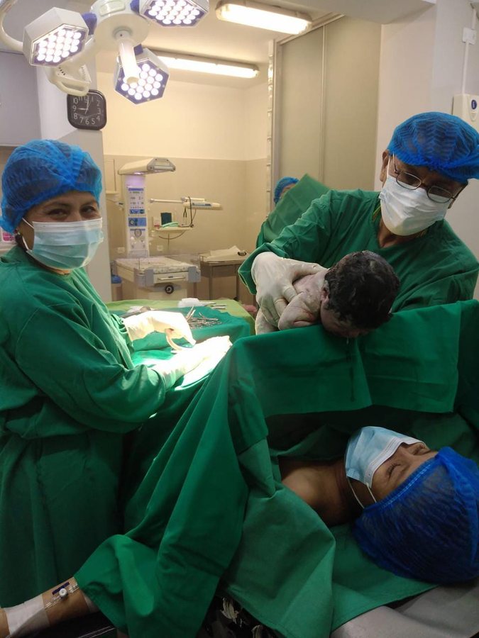 Equipo médico de Arisana durante un parto por cesárea