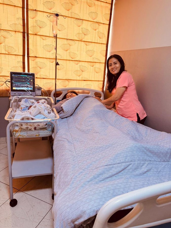 Paciente en recuperación post parto acompañada por el equipo de Arisana
